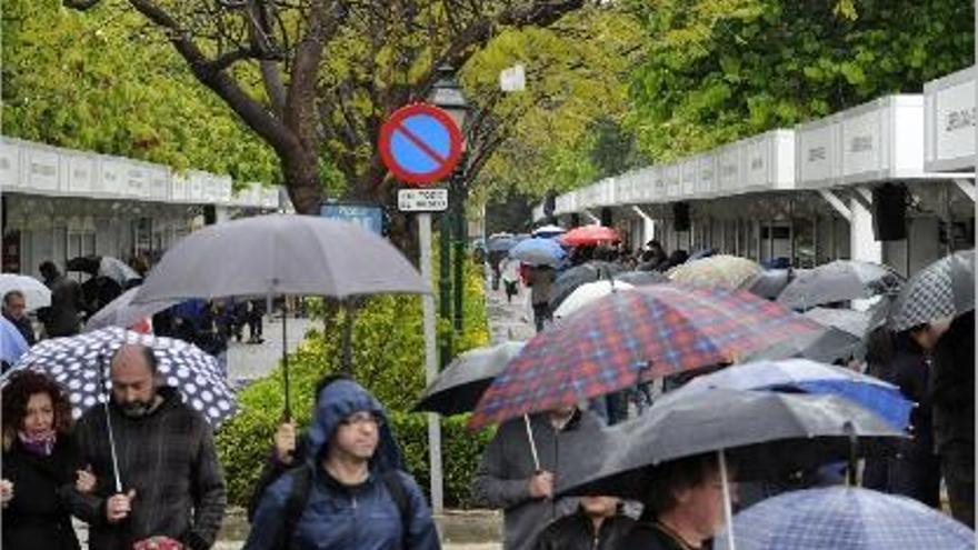 La lluvia ha reducido el número de visitantes a la Feria del Libro.