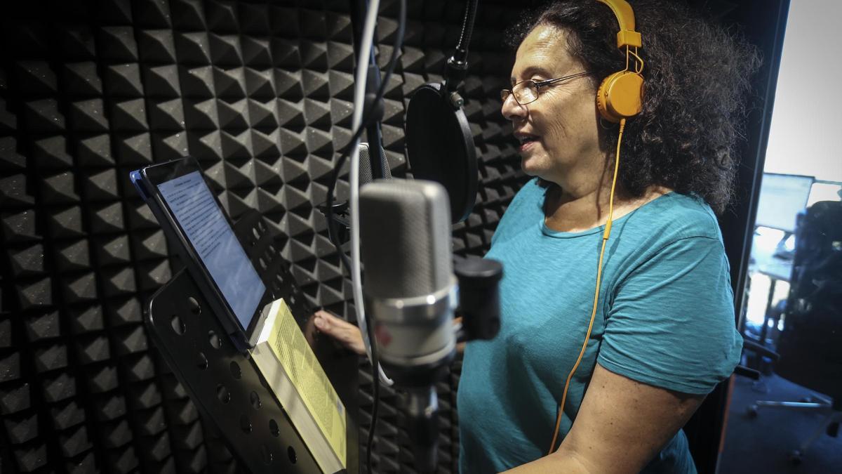 La escritora Neus Arqués, grabando uno de sus audiolibros.