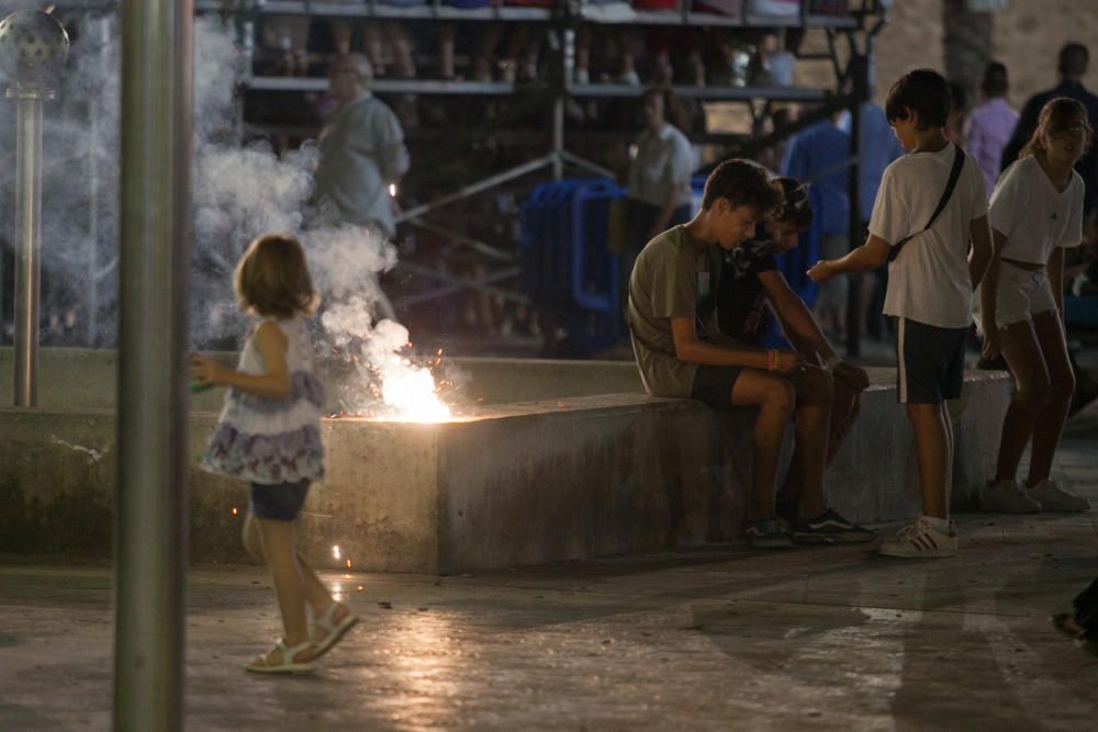 Los niños participan en las fiestas de Santa Pola día y noche, con sus petardos, con juegos y actividades pensadas para ellos y con bailes en las kábilas y barracas