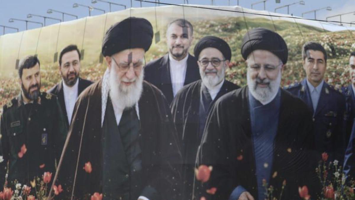 Un mural a Teheran amb imatges de dirigents iranians. | ABABEDIN TAHERKEBAREH / EFE