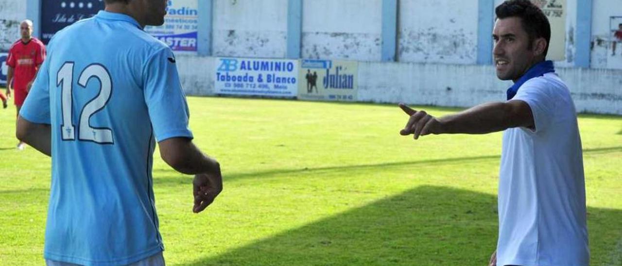 Antonio Fernández da instrucciones a uno de sus jugadores en un encuentro de esta temproada. // I.A.