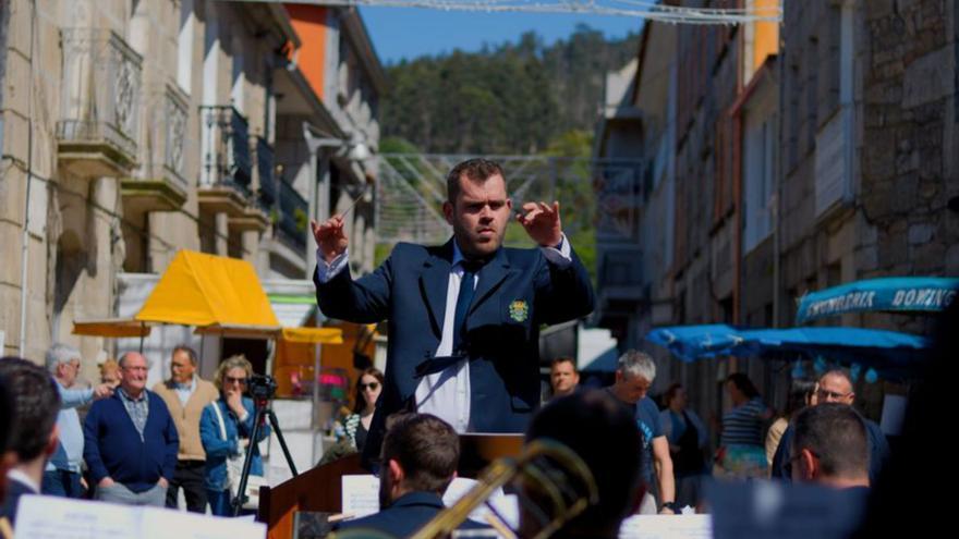 O director da banda, Tomás Alonso, durante un concerto.   | // D.P.