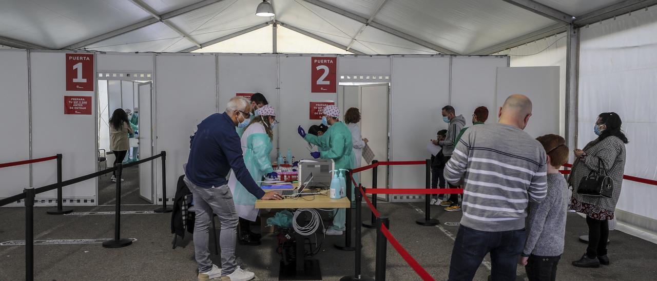 Carpa de realización de pruebas PCR en el Hospital del Vinalopó