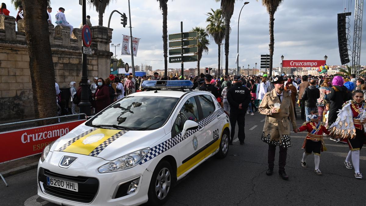 Agentes de la Policía Local de Badajoz el sábado de Carnaval en puerta Palmas.