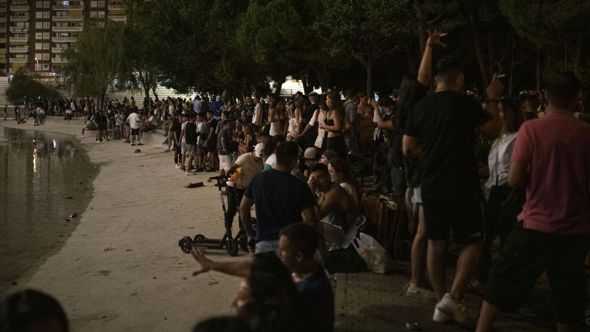 Botellones masivos en el parque de la Espanya Industrial, durante las fiestas de Sants.