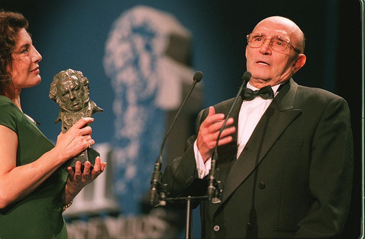 Charo López entrega un Goya a Tony Leblanc.