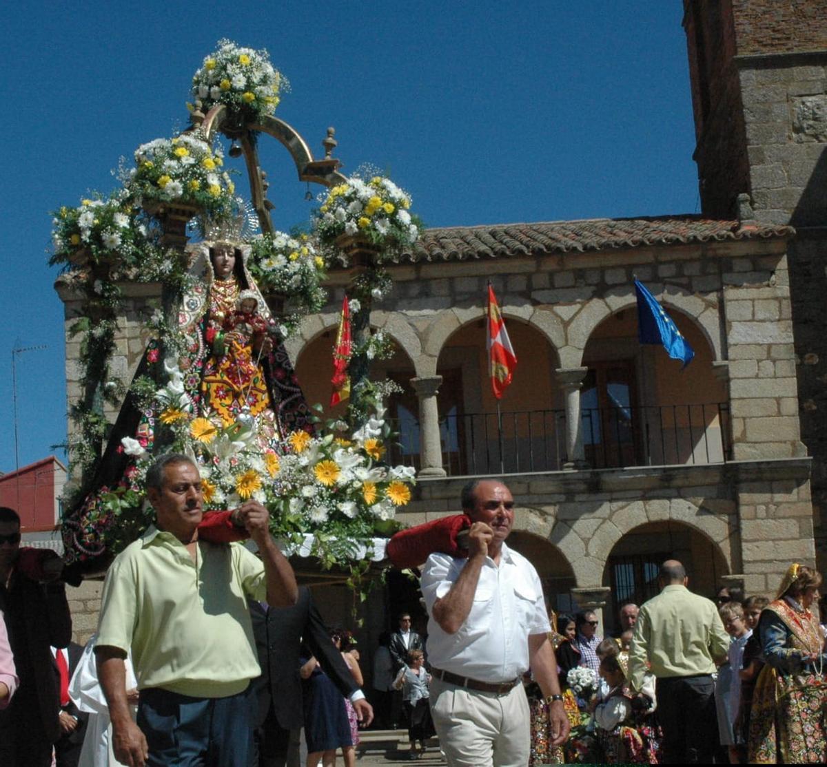 La Virgen de Árboles, patrona de la villa y comarca, en procesión en la Plaza Mayor de Carbajales.