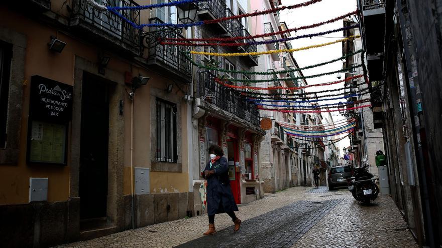 Una mujer con mascarilla pasea por Lisboa