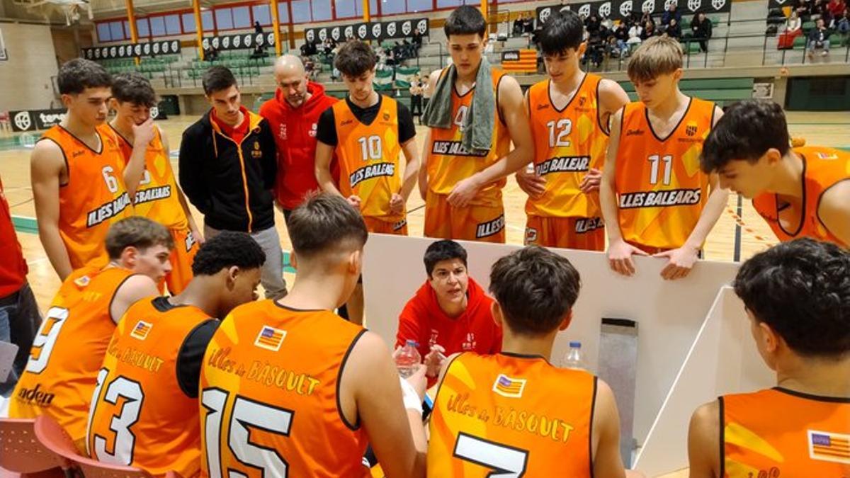 Los jugadores de la selección cadete masculina escuchan instrucciones de la seleccionadora.
