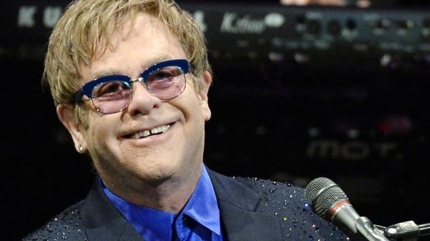 Elton John hablará con Putin en Moscú.