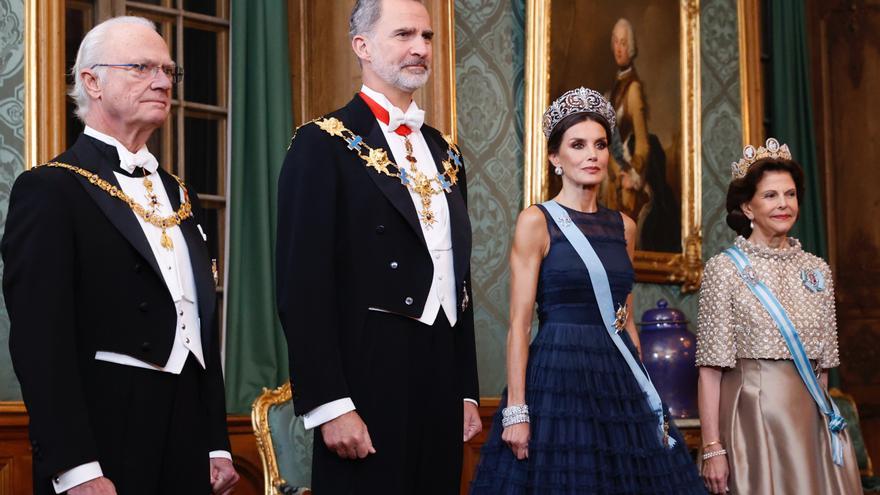 La Reina Letizia deslumbra con un vestido de H&amp;M en una cena de gala