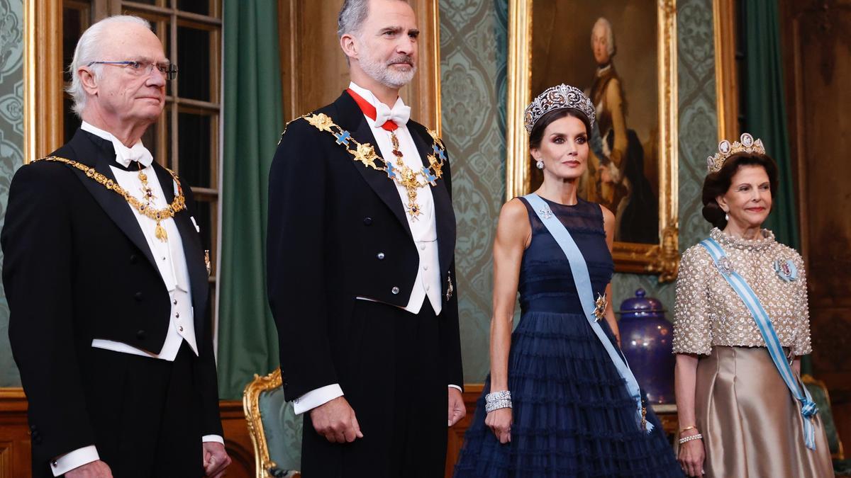 Don Felipe y Doña Letizia posan con los Reyes de Suecia antes de la cena, en Estocolmo.