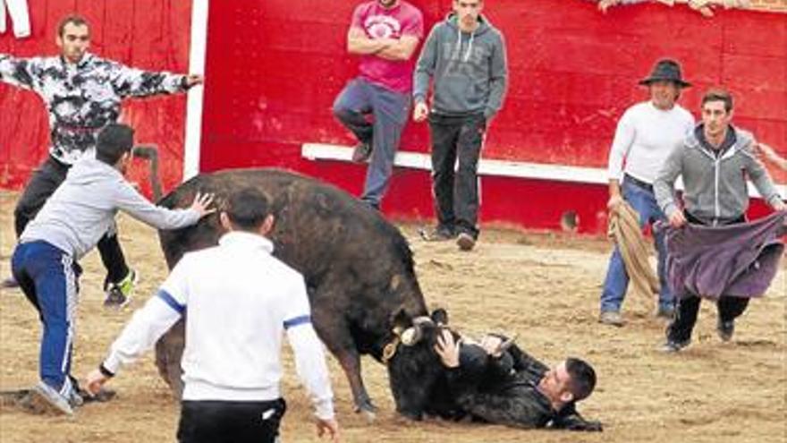 Un recortador resulta herido leve en la Pascua Taurina de Onda