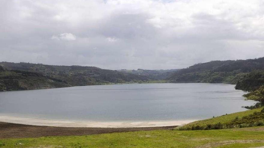 Lago creado sobre la antigua mina de lignito de Meirama.