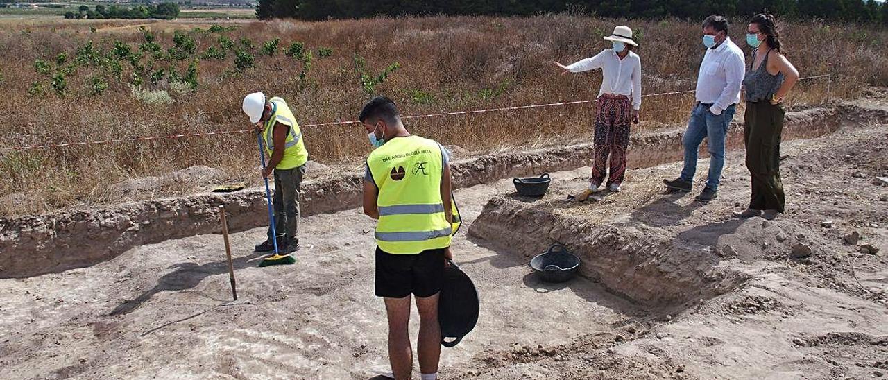 La arqueóloga dando explicaciones al alcalde y a la edil de Museos.