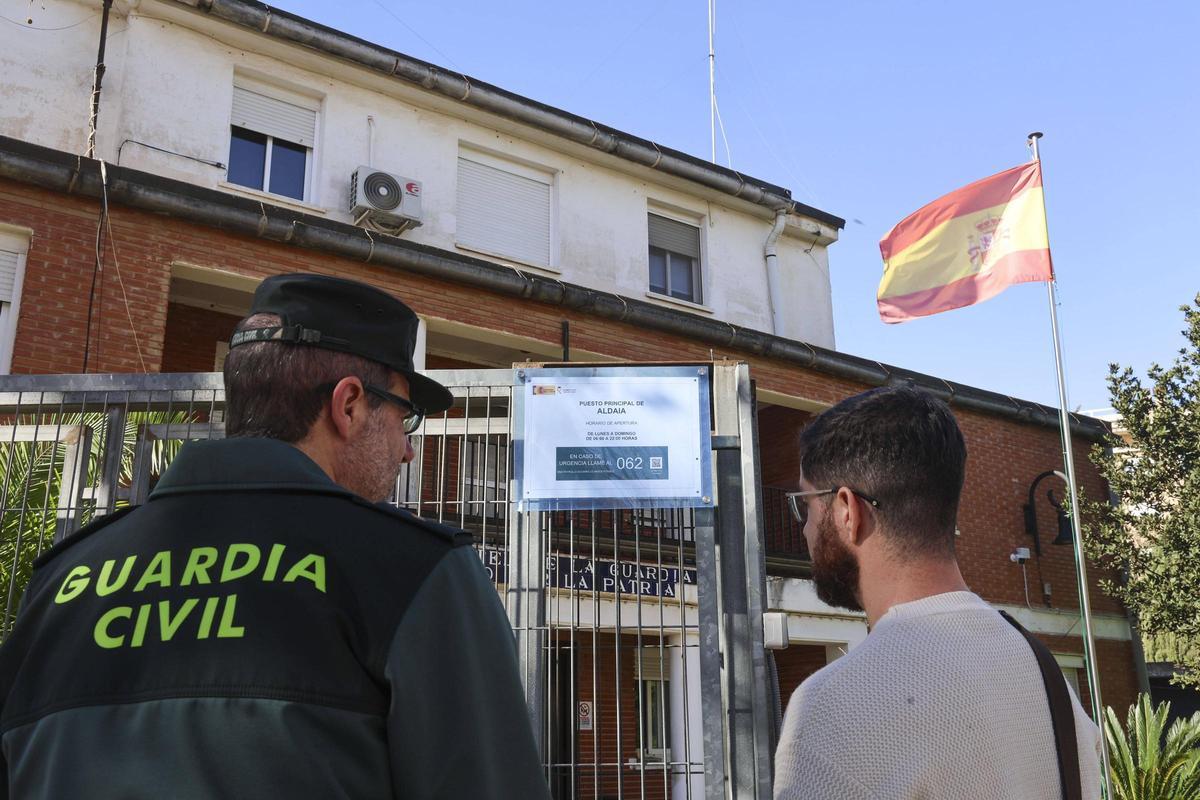 Cuartel de la Guardia Civil de Aldaia con un cartel que indica que cierra por la noche.