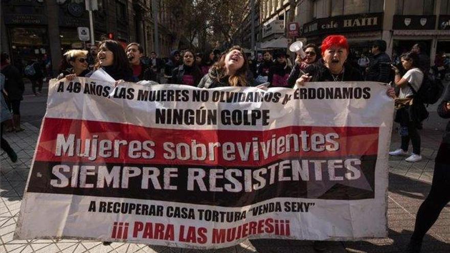 Mujeres en Chile realizan protestas en los antiguos centros de tortura de la dictadura