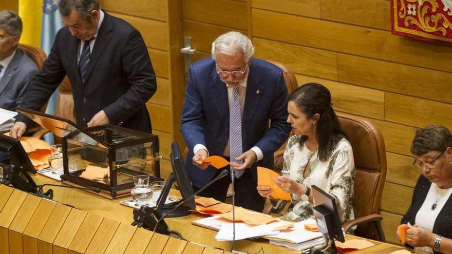 Balseiro, Santalices, Pilar Rojo y Marisol Soneira contando votos de los diputados, ayer. // Óscar Corral