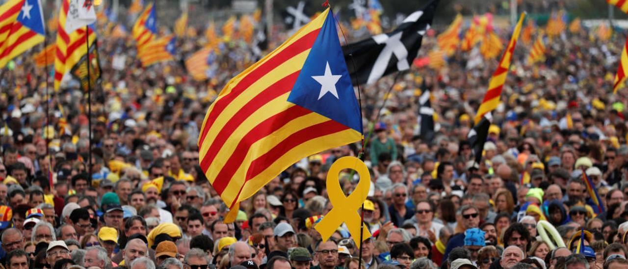 Independentistas portan esteladas en un mitin en Perpiñán.