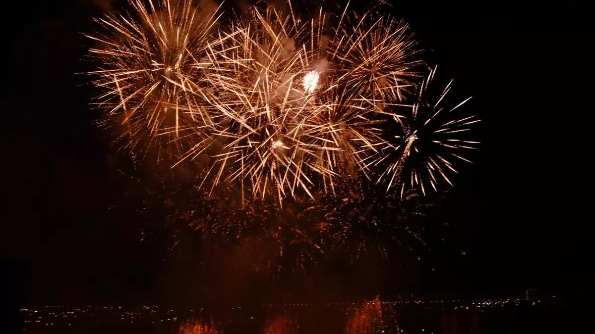 La Nit del Foc llena de color el cielo de València
