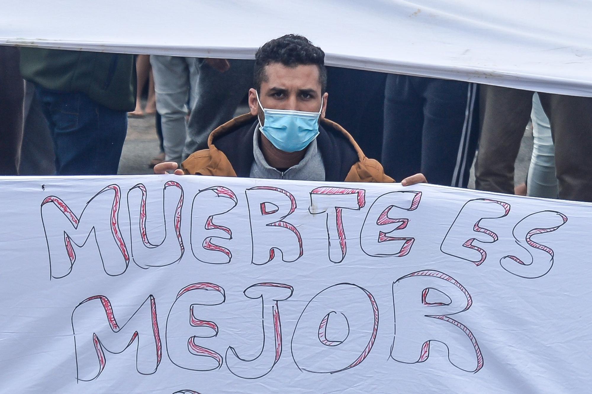Protesta de los migrantes del Colegio León para que los dejen marcharse de Canarias
