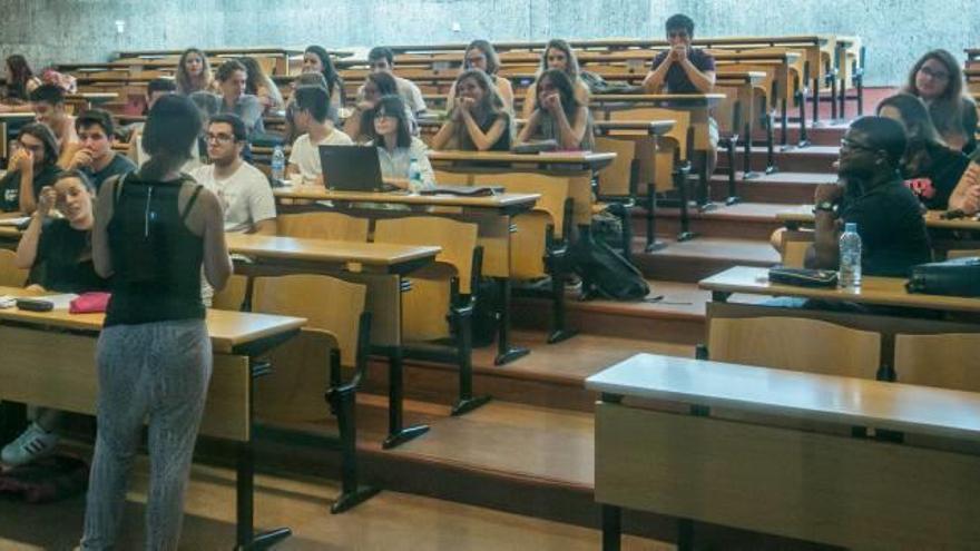 Una docente impartiendo clase en un aula de la UMH.