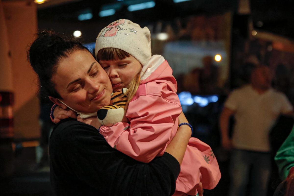 Primer abrazo en Córdoba de una niña a su madre tras bajar del autobús.