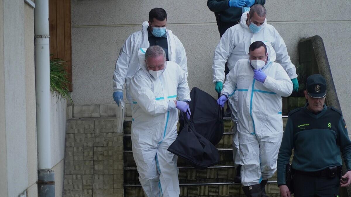 Operarios sacan el cuerpo del hombre fallecido en su casa en Oleiros