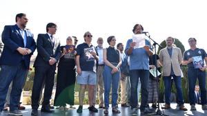 El actor Abel Folk, leyendo el manifiesto sobre el canon digital catalán, ante el Parlament, con la presencia de los miembros del Govern. 