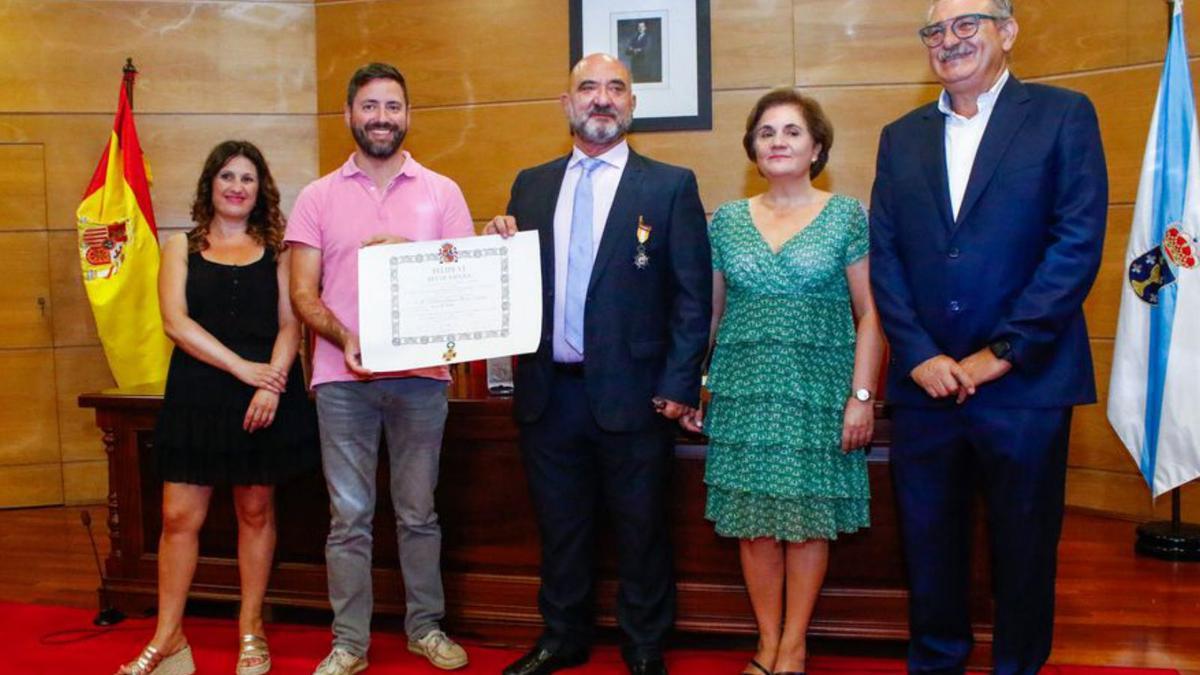 Javier Porras, en el centro, recibe el diploma.  | // IÑAKI ABELLA