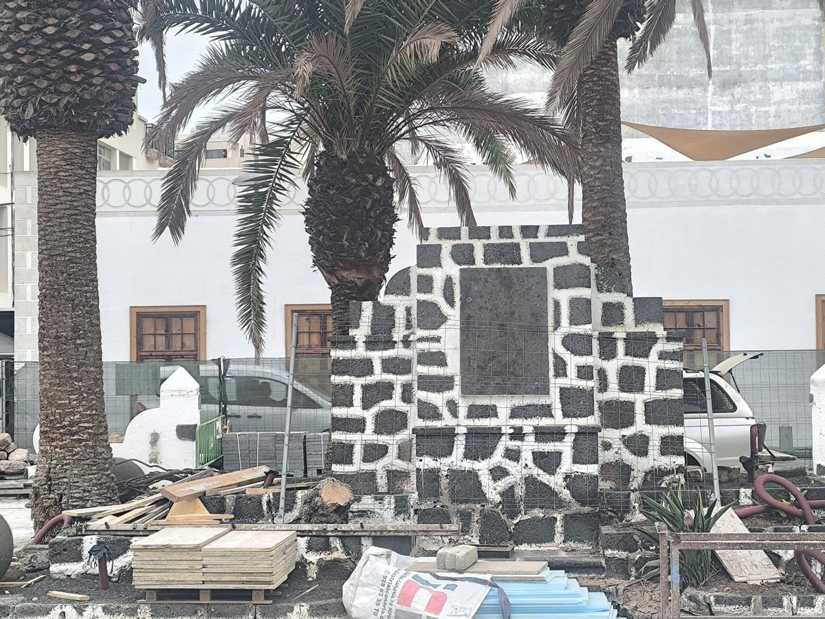 Obras de rehabilitación de la Plaza de Las Palmas, frente a la iglesia de San Ginés, en Arrecife, en la que se ha retirado la cruz de la época franquista