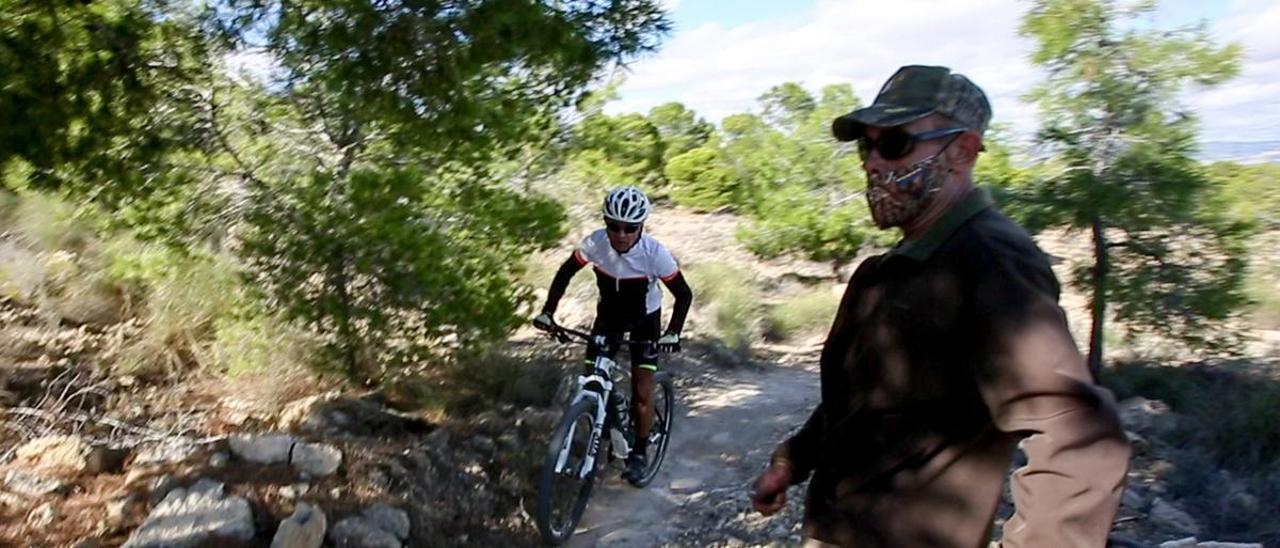 Un ciclista pasa junto a un cazador días después de resultar herido otro deportista en Orgegia