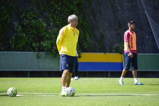 Entrenamiento de la UD Las Palmas en Barranco ...