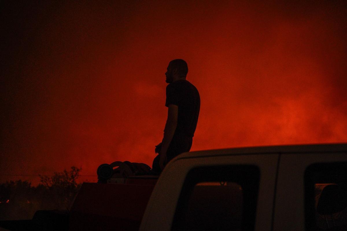 Dos grandes incencios cerca de Atenas obligan a evacuar a miles de personas