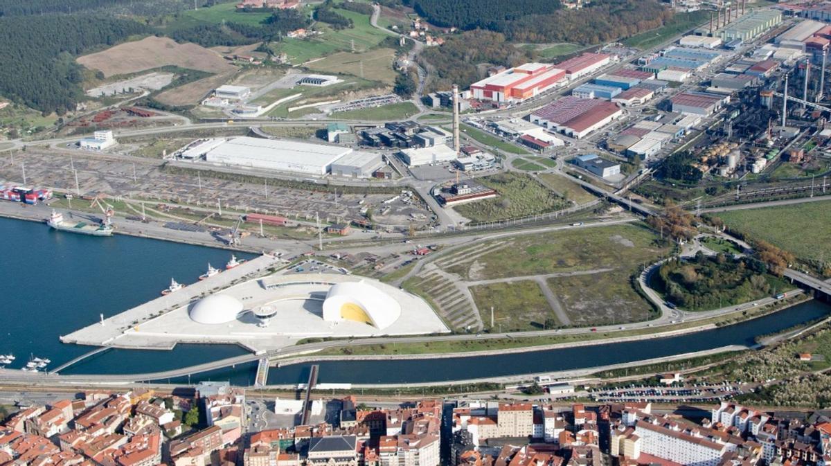 Imagen áerea del ámbito de la Isla de la Innovación, en una imagen de archivo, con las baterías de coque aún por derribar. | Sepides