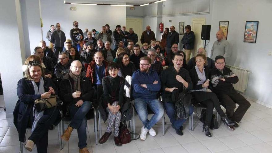 Asistentes a la asamblea de críticos con la dirección provincial celebrada ayer en Ourense. // Jesús Regal