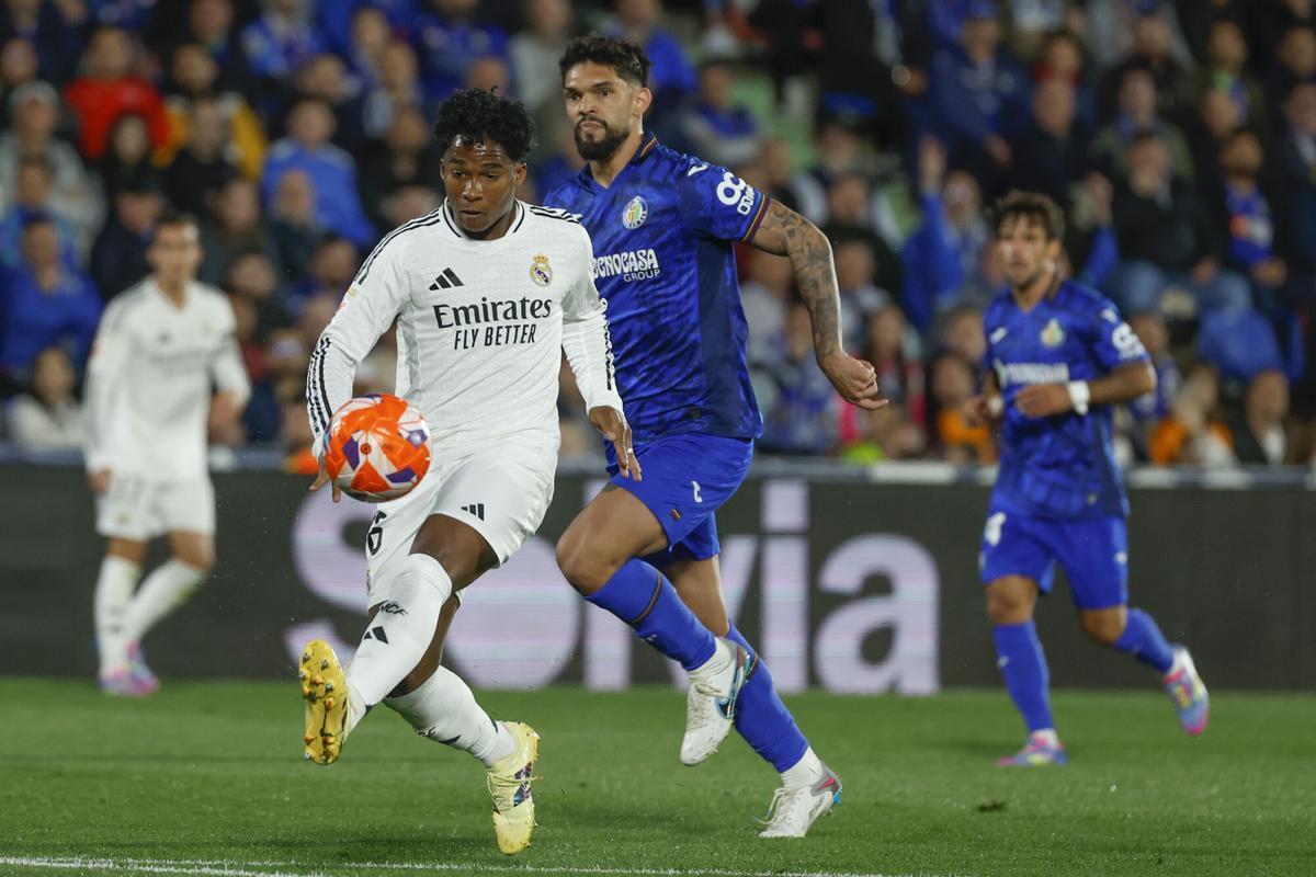 Endrick intentó una definición de cuchara en una acción del partido