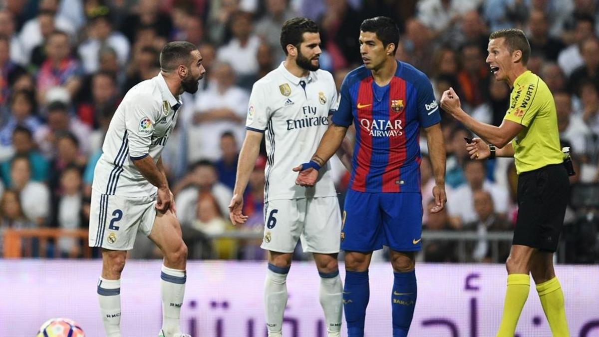 Dani Carvajal se queja de una patada de Luis Suárez