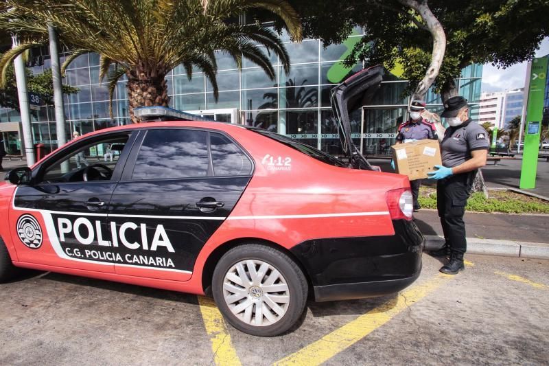 Reparto de mascarillas de la Policía Canaria en el exterior del intercambiador de guaguas.  | 13/04/2020 | Fotógrafo: María Pisaca Gámez