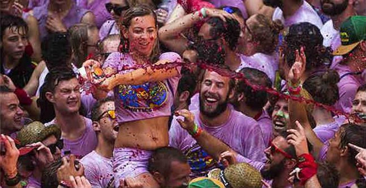 Los asistentes se han bañado en vino en la celebración del chupinazo de la fiesta de San Fermín 2015.