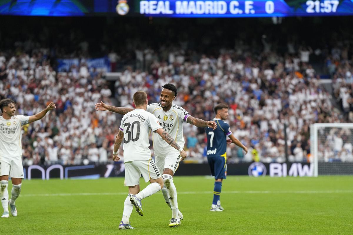 Mastantuono celebra con Militao el gol del brasileño en el Real Madrid - Espanyol.