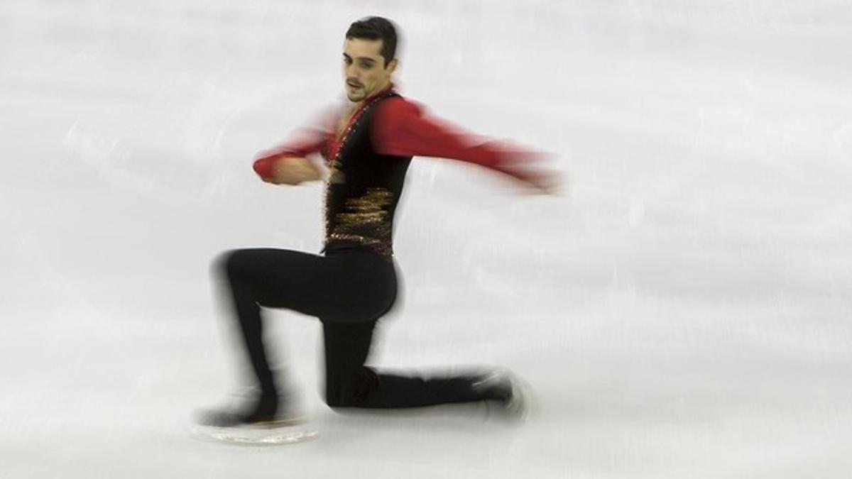 El patinador español Javier Fernandez, durante su programa corto en la final del Grand Prix ISU que se celebra en el centro internacional de congresos de Barcelona.