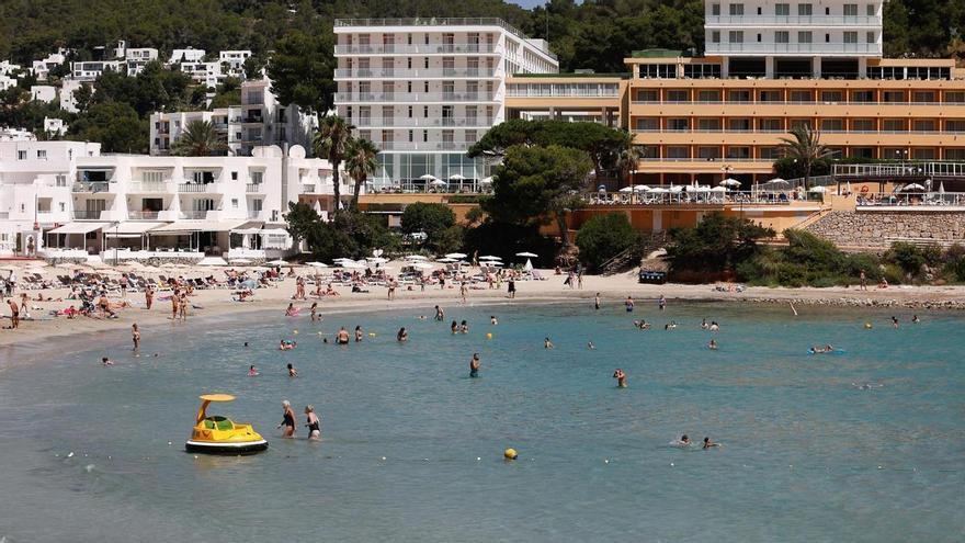 Playas de Ibiza: a la espera de las bombas que evitan la proliferación de microalgas en Cala Llonga