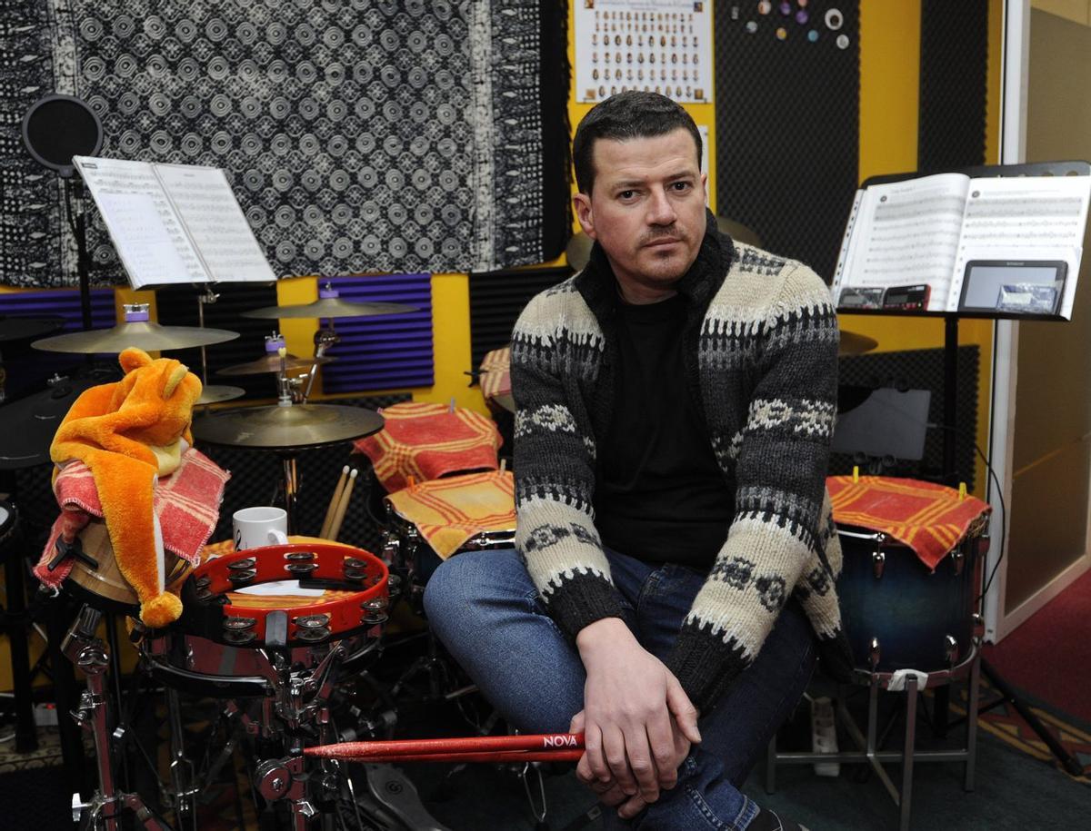 El músico y profesor Alex Pereiras, en su local de trabajo. | BERNABÉ/JAVIER LALÍN