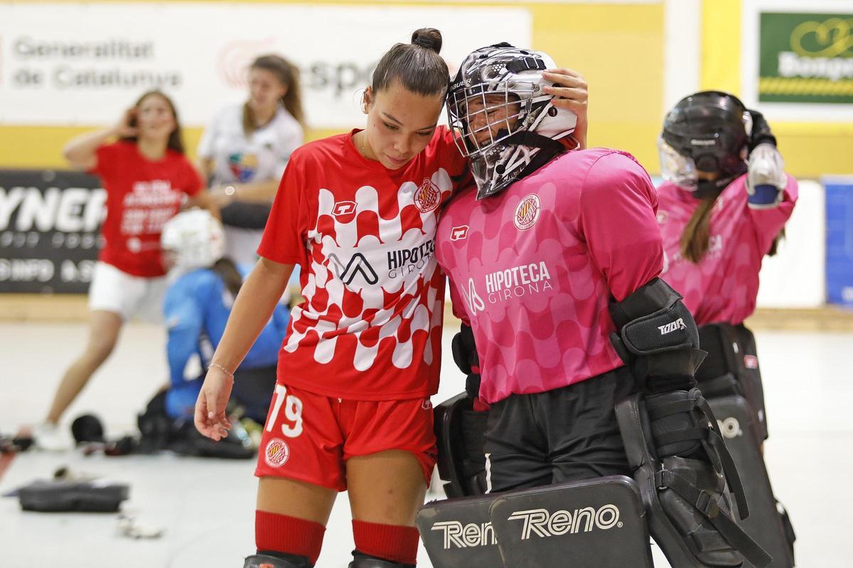 Martina Baguer consola la portera Carla Gómez.