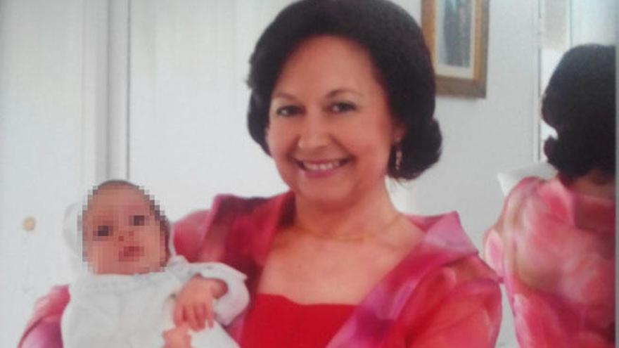 Imagen del álbum familiar de Chari Escobar, que posa en la foto con uno de sus nietos.
