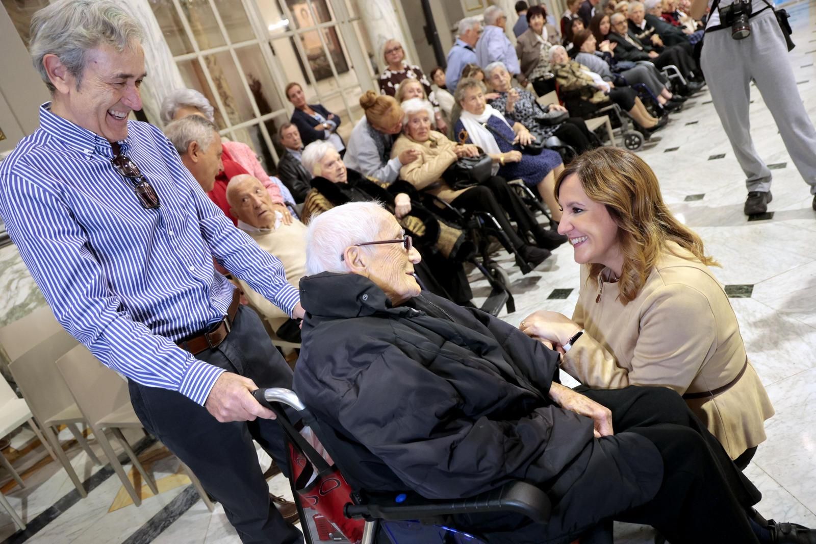 Homenaje a los centenarios en el Ayuntamiento de València