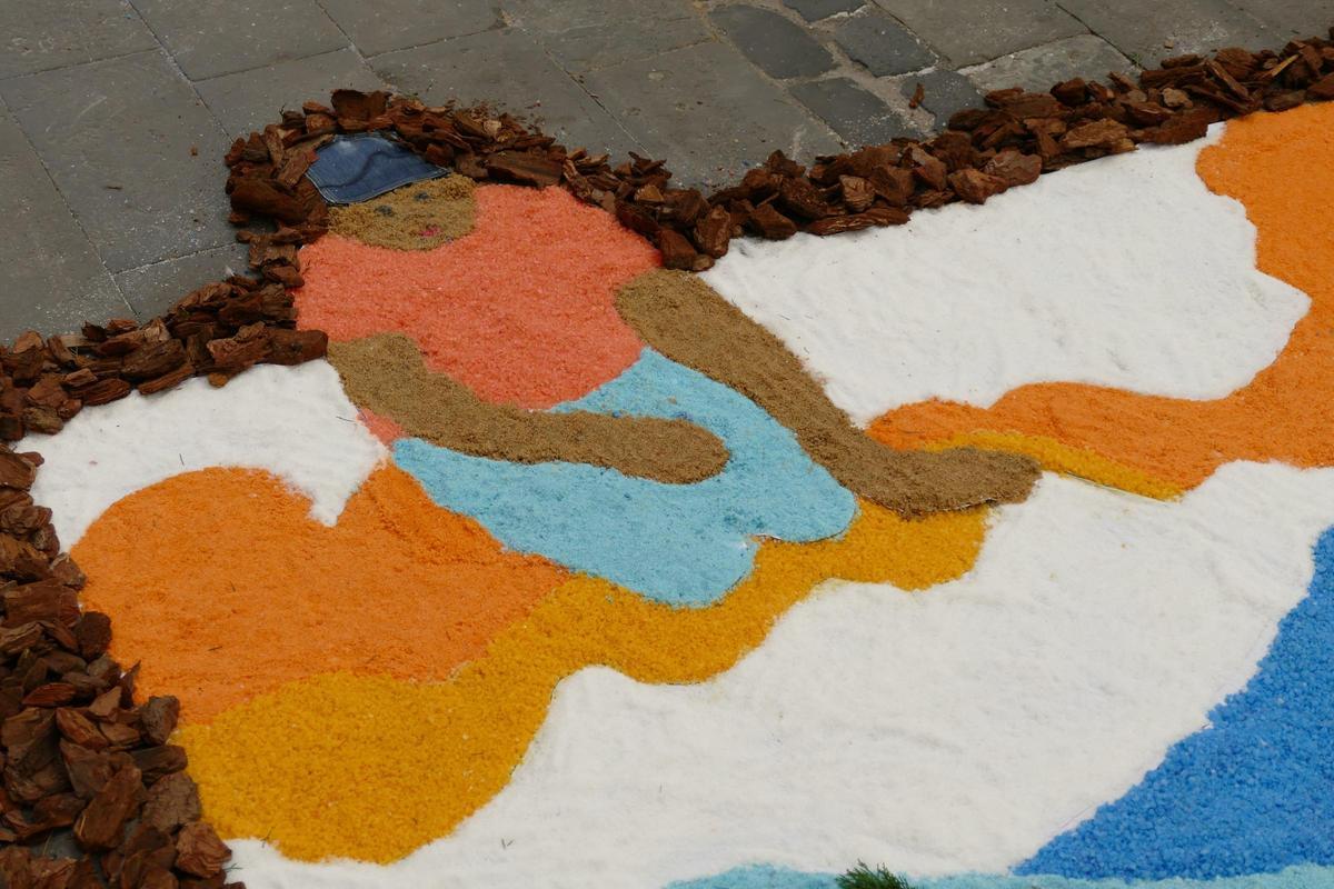Les catifes de Corpus omplen de color l'entorn de Sant Pere de Figueres