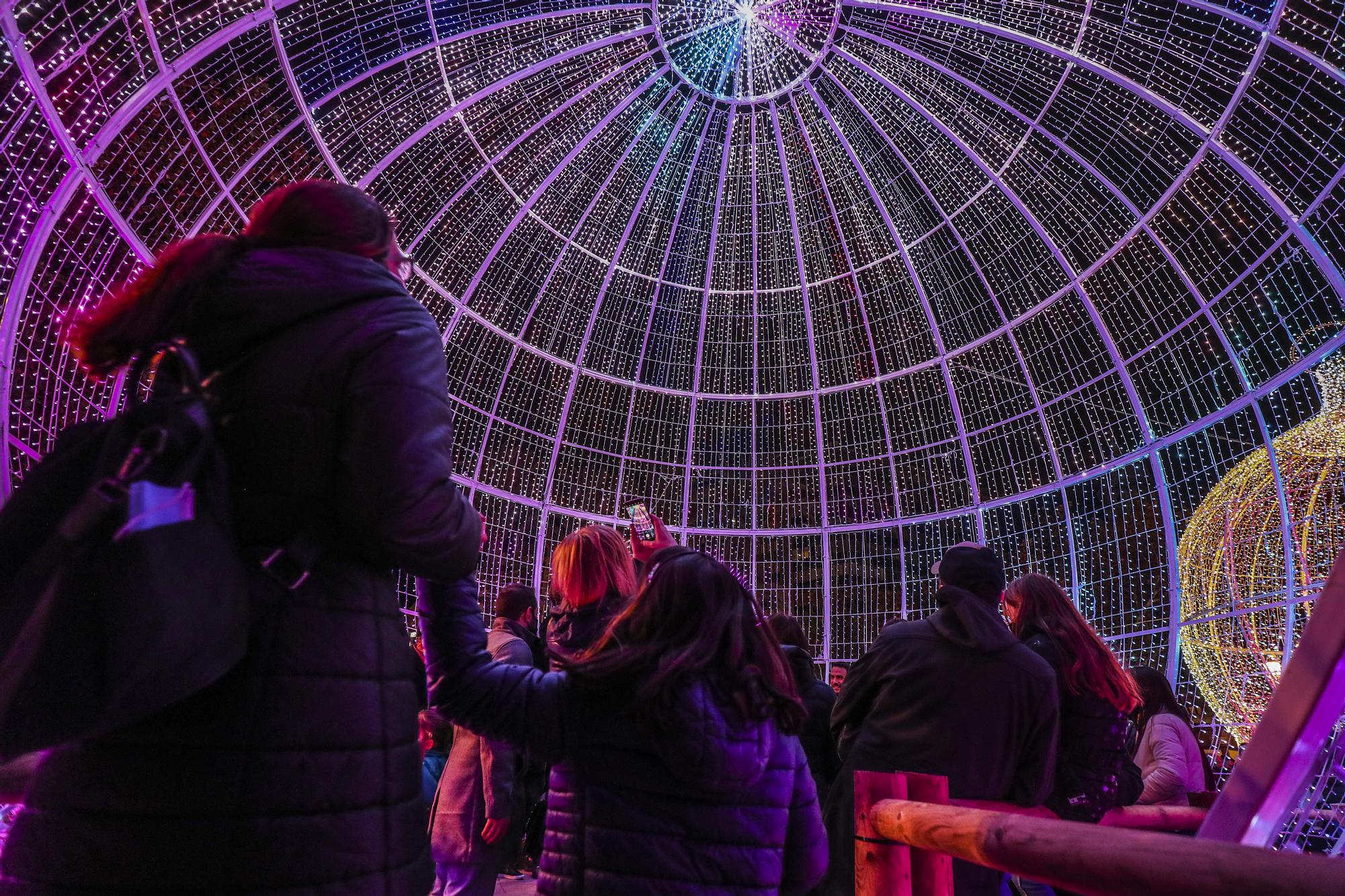 Pista de patinaje y luces de Navidad en la plaza del Ayuntamiento de València