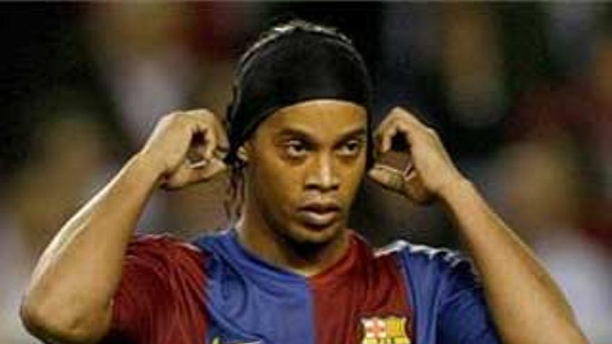 Ronaldinho sigue con gripe, según sus compañeros